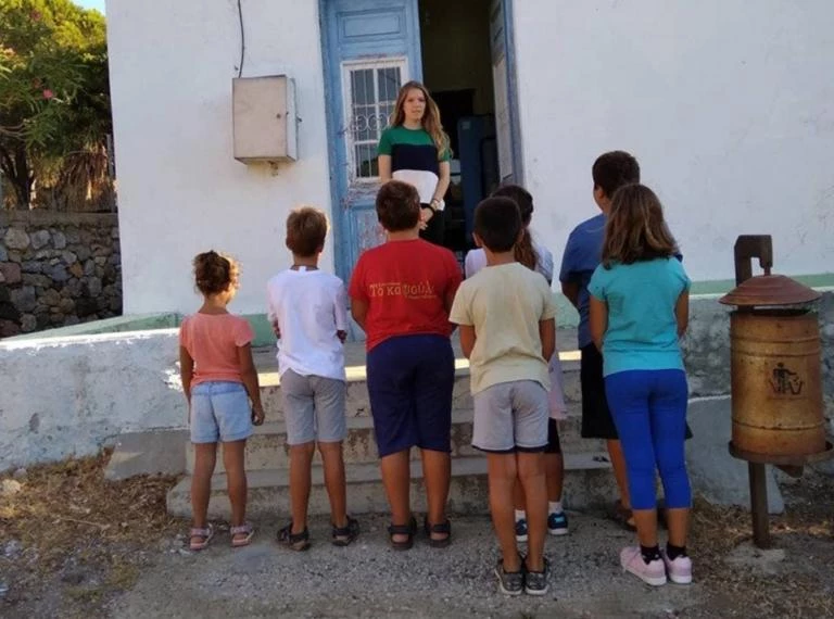 Ηρωίδα δασκάλα πάει κάθε πρωί στην Τέλενδο με βαρκούλα (εικόνες)